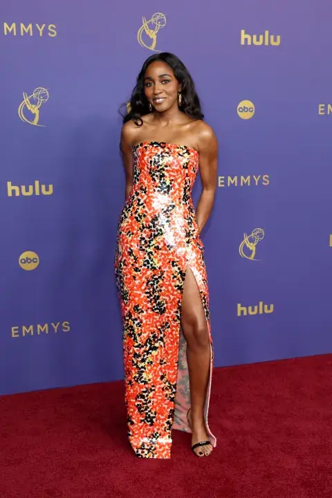 Ayo Edebiri en la alfombra roja de los Premios Emmy 2024. Ayo Edebiri en la alfombra roja de los Premios Emmy 2024.