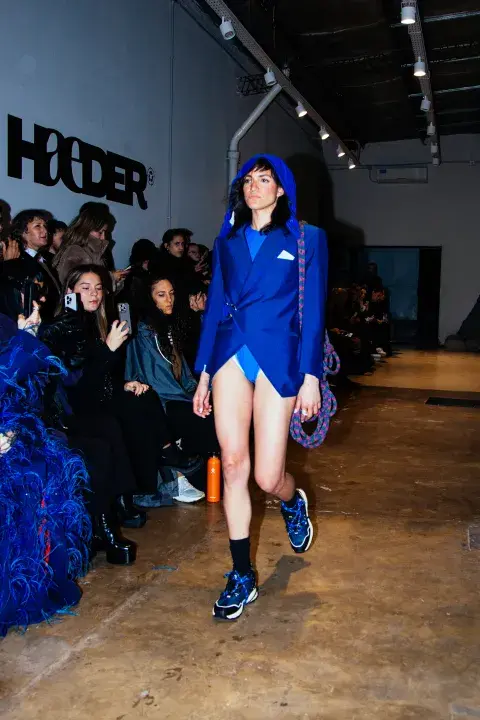 Modelo vistiendo un look deportivo. Modelo vistiendo un look deportivo.