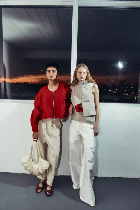 Modelos en Bafweek vestidas con tonos rojos. Modelos en Bafweek vestidas con tonos rojos.