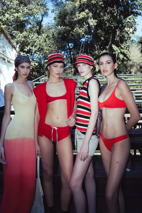 Modelos en Bafweek vestidas con tonos rojos. Modelos en Bafweek vestidas con tonos rojos.