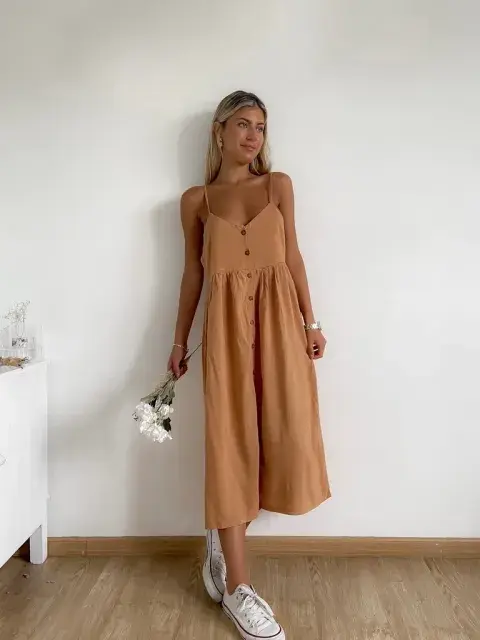 Foto de una modelo mujer usando un vestido midi. Foto de una modelo mujer usando un vestido midi.