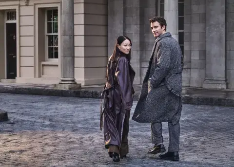 Luke Thompson (Benedict Bridgerton) y Yerin Ha (Sophie Baek) en Bridgerton 4. Luke Thompson (Benedict Bridgerton) y Yerin Ha (Sophie Baek) en Bridgerton 4.