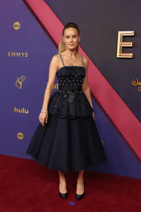 Brie Larson en la alfombra roja de los Premios Emmy 2024. Brie Larson en la alfombra roja de los Premios Emmy 2024.