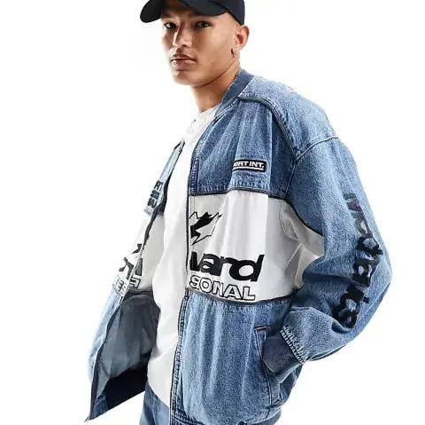 Foto de una campera de jean de Bershka Foto de una campera de jean de Bershka