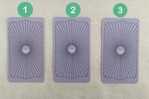 Cartas de tarot desplegadas sobre una mesa. Cartas de tarot desplegadas sobre una mesa.