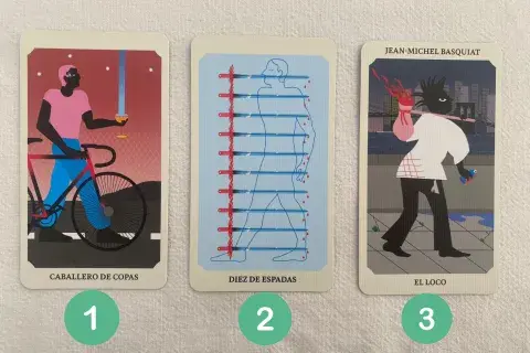 Cartas de tarot desplegadas sobre una mesa. Cartas de tarot desplegadas sobre una mesa.