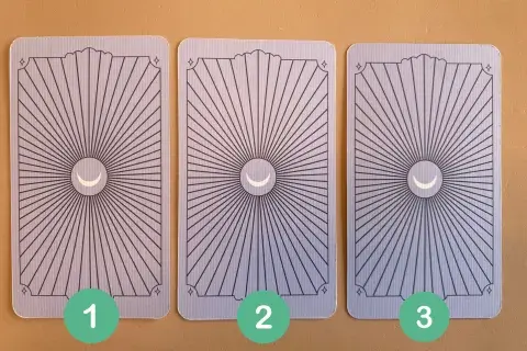 Cartas de tarot desplegadas sobre una mesa. Cartas de tarot desplegadas sobre una mesa.