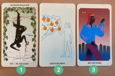 Cartas de tarot desplegadas sobre una mesa. Cartas de tarot desplegadas sobre una mesa.
