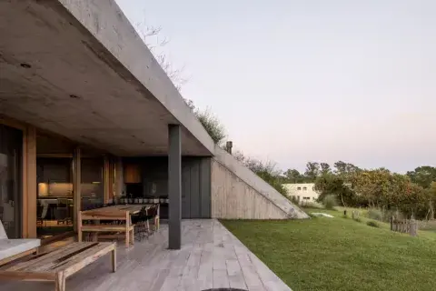La galería da al paisaje abierto de los médanos, recibe el sol y el viento de forma apaciguada. La galería da al paisaje abierto de los médanos, recibe el sol y el viento de forma apaciguada.
