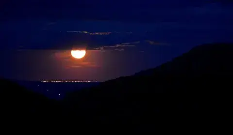 Una vista nocturna del paisaje desde el Cerro Tres Picos