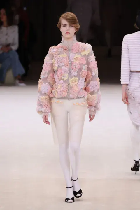 Foto de una modelo mujer en la pasarela de Chanel. Foto de una modelo mujer en la pasarela de Chanel.