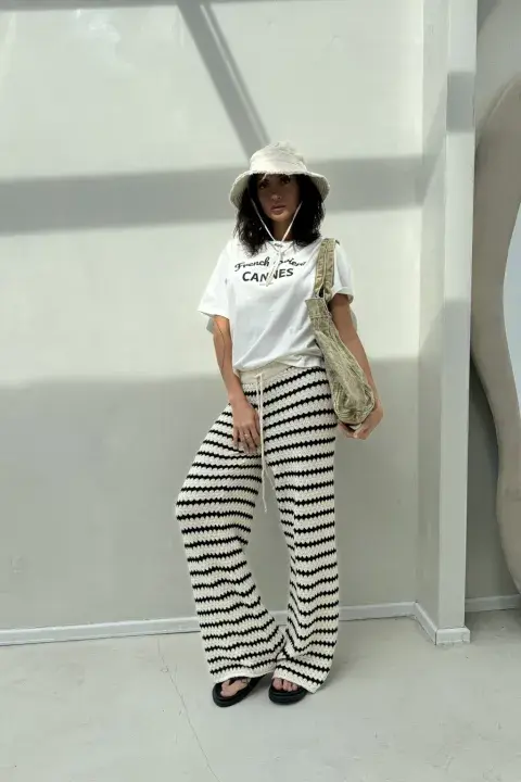 Una foto de una modelo mujer usando una prenda en crochet. Una foto de una modelo mujer usando una prenda en crochet.