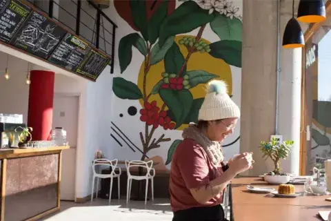 Una cafetería de especialidad donde se valora la calidad de la materia prima. Una cafetería de especialidad donde se valora la calidad de la materia prima.
