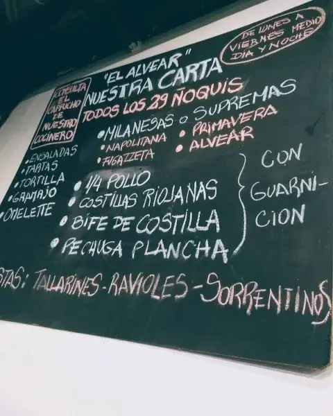 Pizarrón con opciones de comida. Pizarrón con opciones de comida.