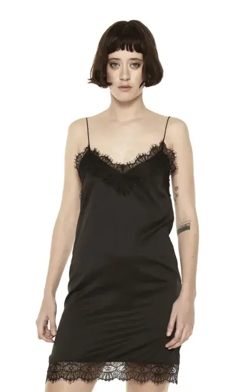 Foto de una modelo mujer usando un vestido lencero. Foto de una modelo mujer usando un vestido lencero.