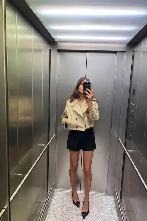 Mujer haciendo selfie en un ascensor Mujer haciendo selfie en un ascensor