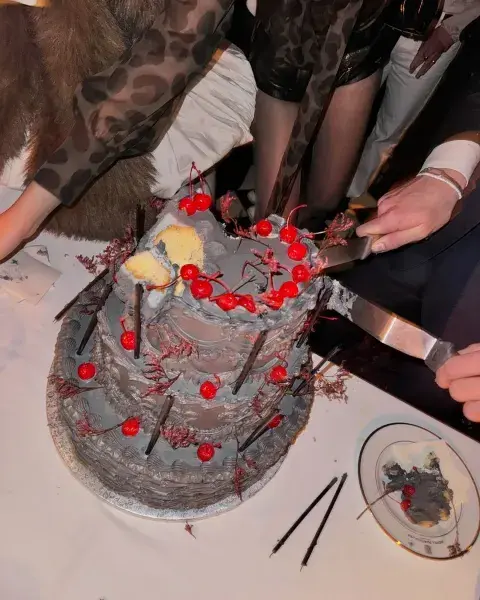 La torta del cumpleaños 32 de Rosalía. La torta del cumpleaños 32 de Rosalía.