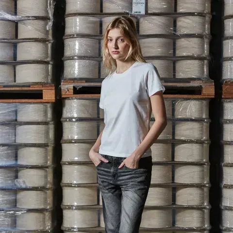 Foto de una modelo mujer usando una remera blanca. Foto de una modelo mujer usando una remera blanca.