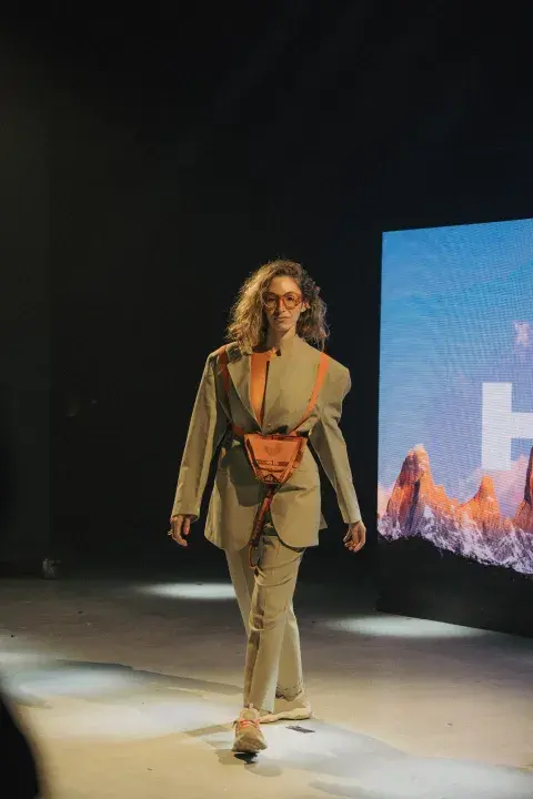 Modelo en desfile Haeder Modelo en desfile Haeder