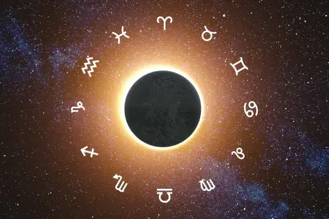La rueda zodiacal, con los símbolos de los 12 signos astrales y en el centro, la imagen de un eclipse solar. La rueda zodiacal, con los símbolos de los 12 signos astrales y en el centro, la imagen de un eclipse solar.