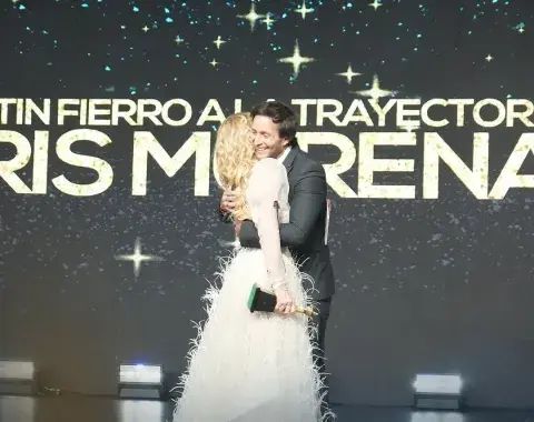 El emotivo abrazo de Cris Morena y Tomás Yankelevich en los Martín Fierro 2024. El emotivo abrazo de Cris Morena y Tomás Yankelevich en los Martín Fierro 2024.