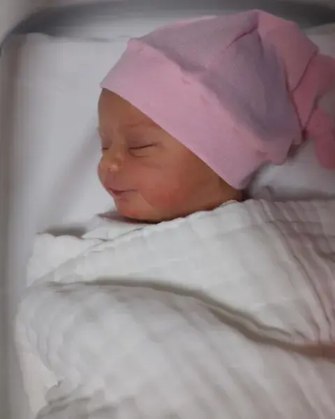 El album de fotos de Olivia, la hija de Kun Agüero y Sofía Calzetti. El album de fotos de Olivia, la hija de Kun Agüero y Sofía Calzetti.
