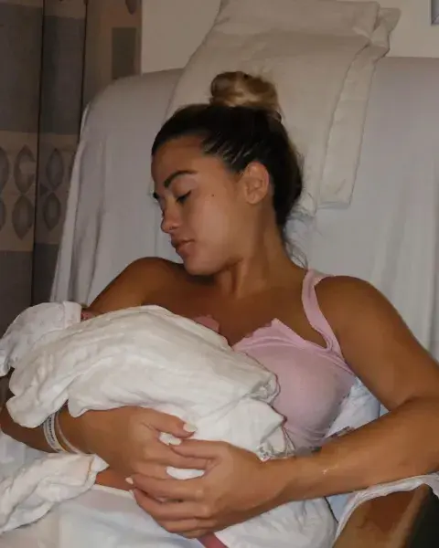 El album de fotos de Olivia, la hija de Kun Agüero y Sofía Calzetti. El album de fotos de Olivia, la hija de Kun Agüero y Sofía Calzetti.