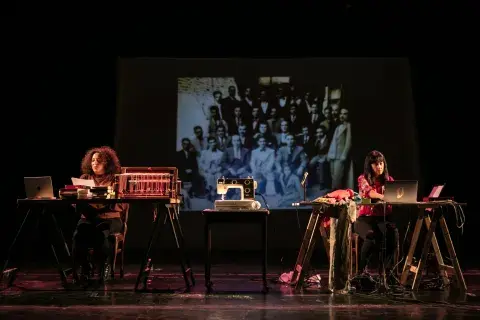 Escena de "El punto de costura". Escena de "El punto de costura".
