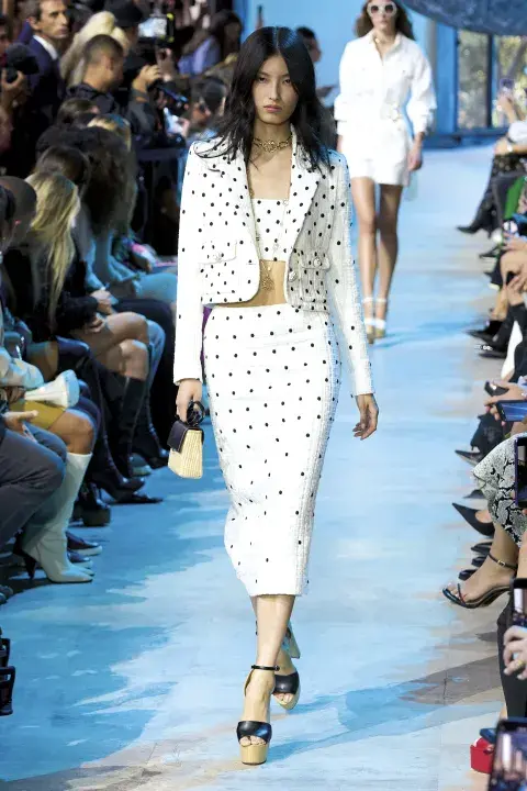 Modelo en la pasarela de Elie Saab. Modelo en la pasarela de Elie Saab.