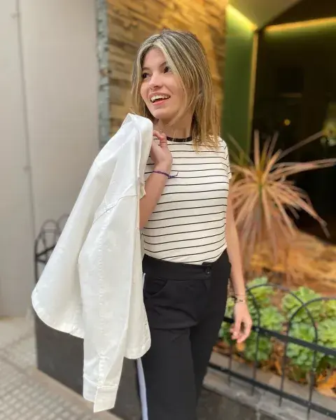 Foto de una modelo mujer usando una remera rayada. Foto de una modelo mujer usando una remera rayada.