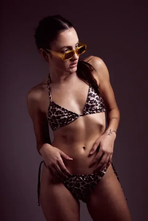 Foto de una modelo mujer usando un traje de baño. Foto de una modelo mujer usando un traje de baño.