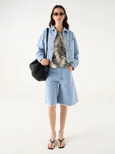 Foto de una modelo mujer usando una bermuda de jean. Foto de una modelo mujer usando una bermuda de jean.