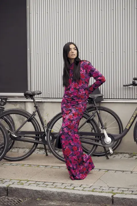 Mujer usando un vestido floral. Mujer usando un vestido floral.