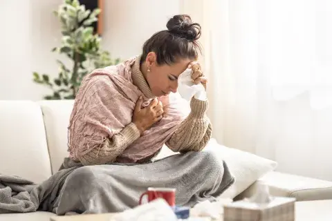 Mujer tosiendo Mujer tosiendo