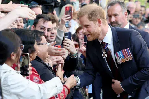 El duque de Sussex ya no está tan conforme con su entorno en Hollywood, por este motivo, habría acudido a pedir cierta ayuda para iniciar el regreso a Reino Unido El duque de Sussex ya no está tan conforme con su entorno en Hollywood, por este motivo, habría acudido a pedir cierta ayuda para iniciar el regreso a Reino Unido