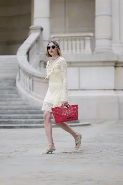 Mujer llevando ojotas y un look con transparencias. Mujer llevando ojotas y un look con transparencias.