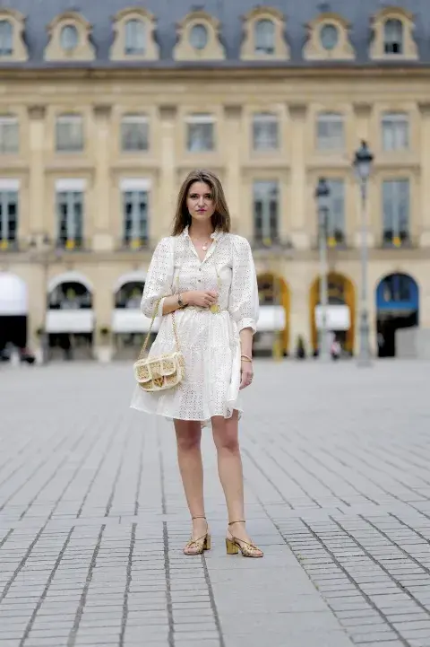 Mujer con cartera de rafia. Mujer con cartera de rafia.