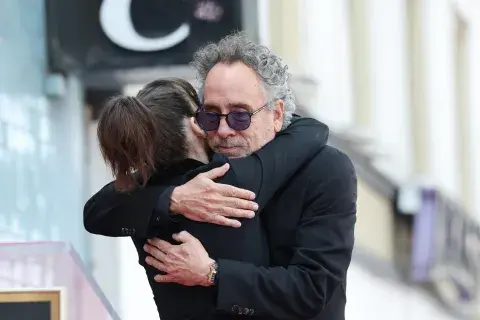 El abrazo de Winona Ryder y Tim Burton en el Paseo de la Fama de Hollywood, el 3 de septiembre de 2024. El abrazo de Winona Ryder y Tim Burton en el Paseo de la Fama de Hollywood, el 3 de septiembre de 2024.