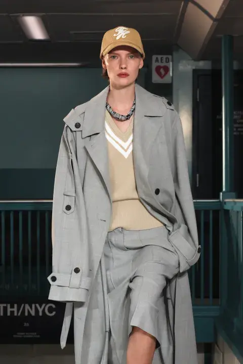 Una mujer posando en la pasarela en la semana de la moda Una mujer posando en la pasarela en la semana de la moda