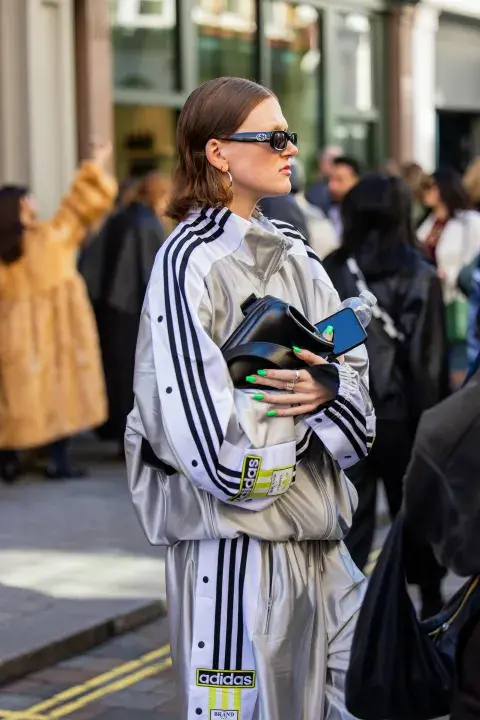 Una mujer con un look deportivo en la semana de la moda de Londres
