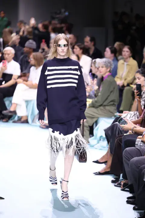 Foto de una modelo en la pasarela de Prada durante la Semana de la Moda de Milán.