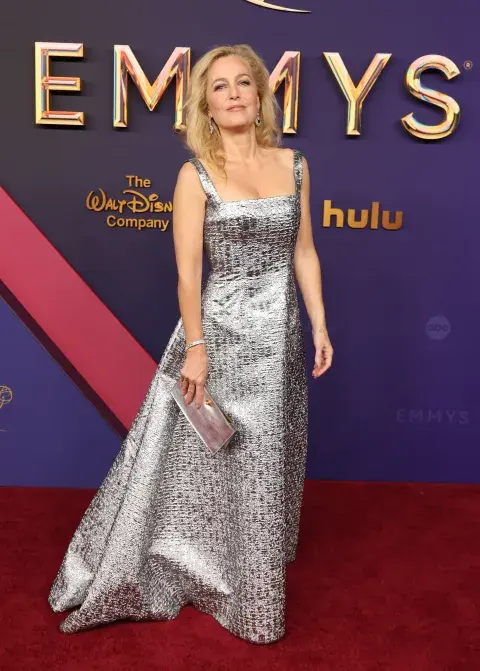 Gillian Anderson en la alfombra roja de los Premios Emmy 2024. Gillian Anderson en la alfombra roja de los Premios Emmy 2024.
