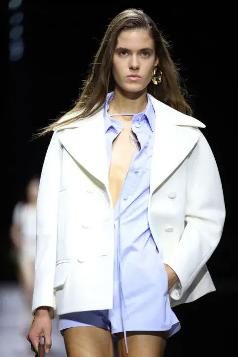 Foto de una modelo mujer en la pasarela de Gucci. Foto de una modelo mujer en la pasarela de Gucci.