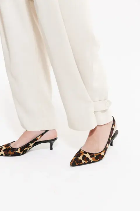 Foto de un par de zapatos animal print. Foto de un par de zapatos animal print.