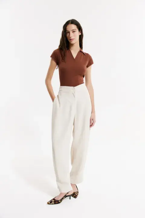 Una modelo mujer usando un pantalón sastrero.
