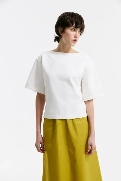 Foto de una modelo mujer usando una remera blanca. Foto de una modelo mujer usando una remera blanca.