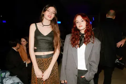 Helena Otamendi y Vida Spinetta muy cancheras en el desfile de MISHKA Helena Otamendi y Vida Spinetta muy cancheras en el desfile de MISHKA
