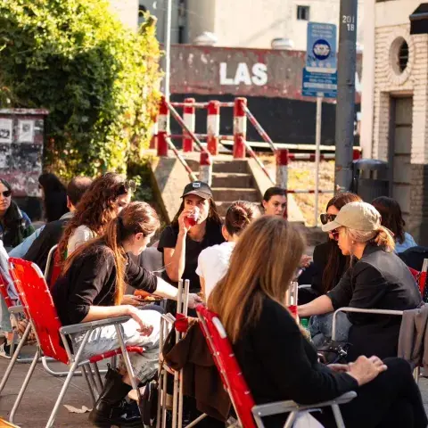En Hola Chola podés quedarte al sol comiendo un plato vegetariano o bien, optar por Take Away. En Hola Chola podés quedarte al sol comiendo un plato vegetariano o bien, optar por Take Away.