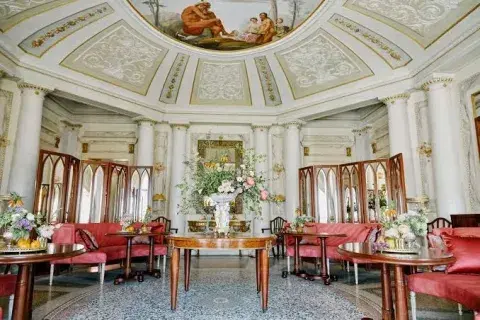 Se puede pasar la noche en este hotel a partir de 1.300 dólares. Se puede pasar la noche en este hotel a partir de 1.300 dólares.