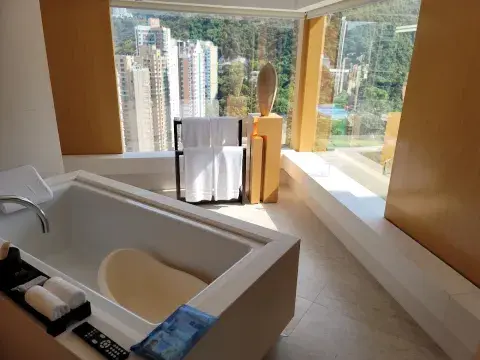 Este hotel cuenta con 117 habitaciones y se encuentra en lo alto del Admiralty's Place Este hotel cuenta con 117 habitaciones y se encuentra en lo alto del Admiralty's Place